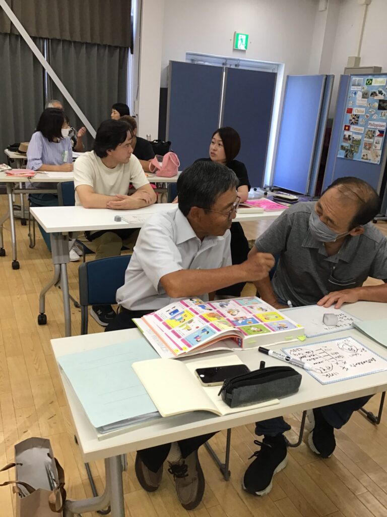 教科書を使って日本語を教えるボランティア