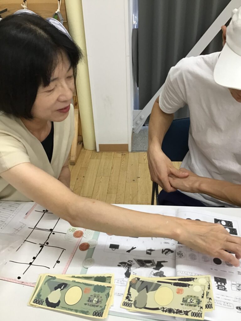 ボランティアが教材を使って日本語を教える様子