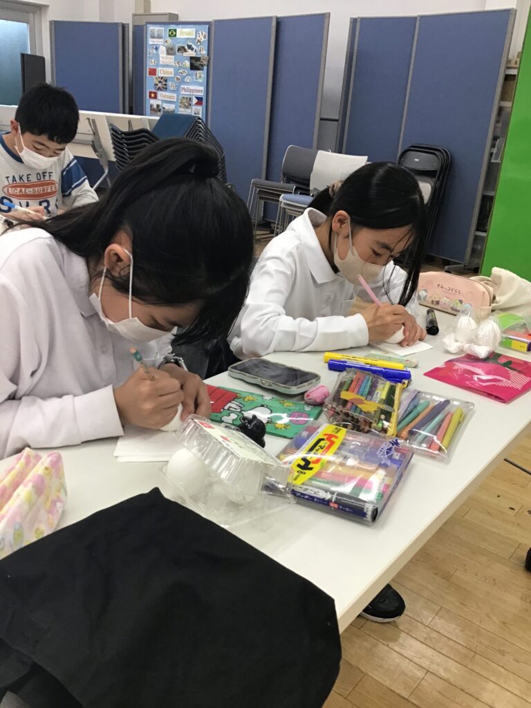 机で工作や絵をかいて楽しむ子どもたち
