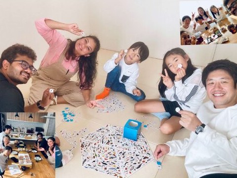 ホームビジットでカルタをする留学生と家族
